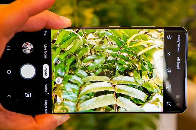 Samsung Galaxy S10 khi "ẩn nốt ruồi" sẽ như thế nào khi chơi game?